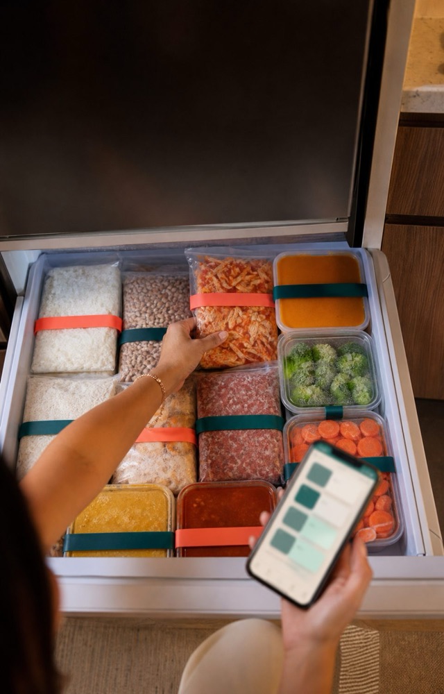 Gaveta do freezer organizada com potes etiquetados